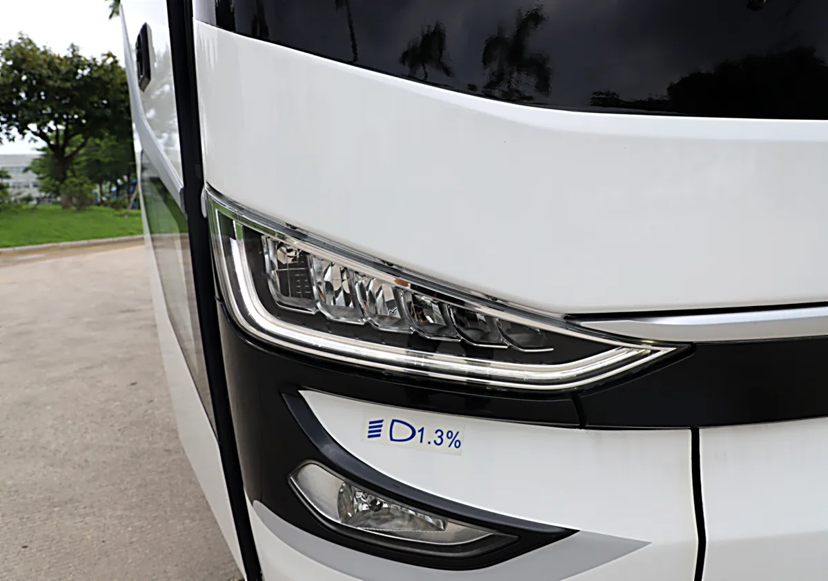 Detalle de faros LED y cromados del bus King Long