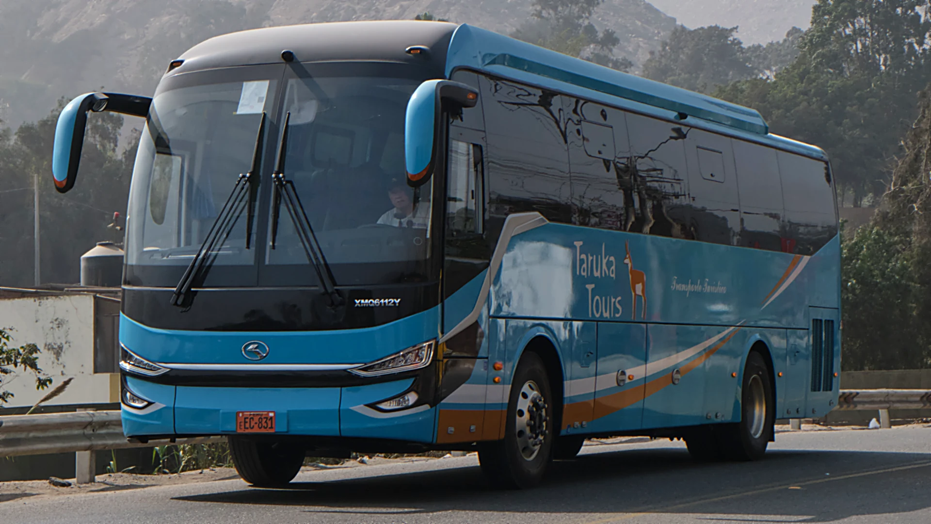 Bus King Long XMQ6112Y en carretera, Perú