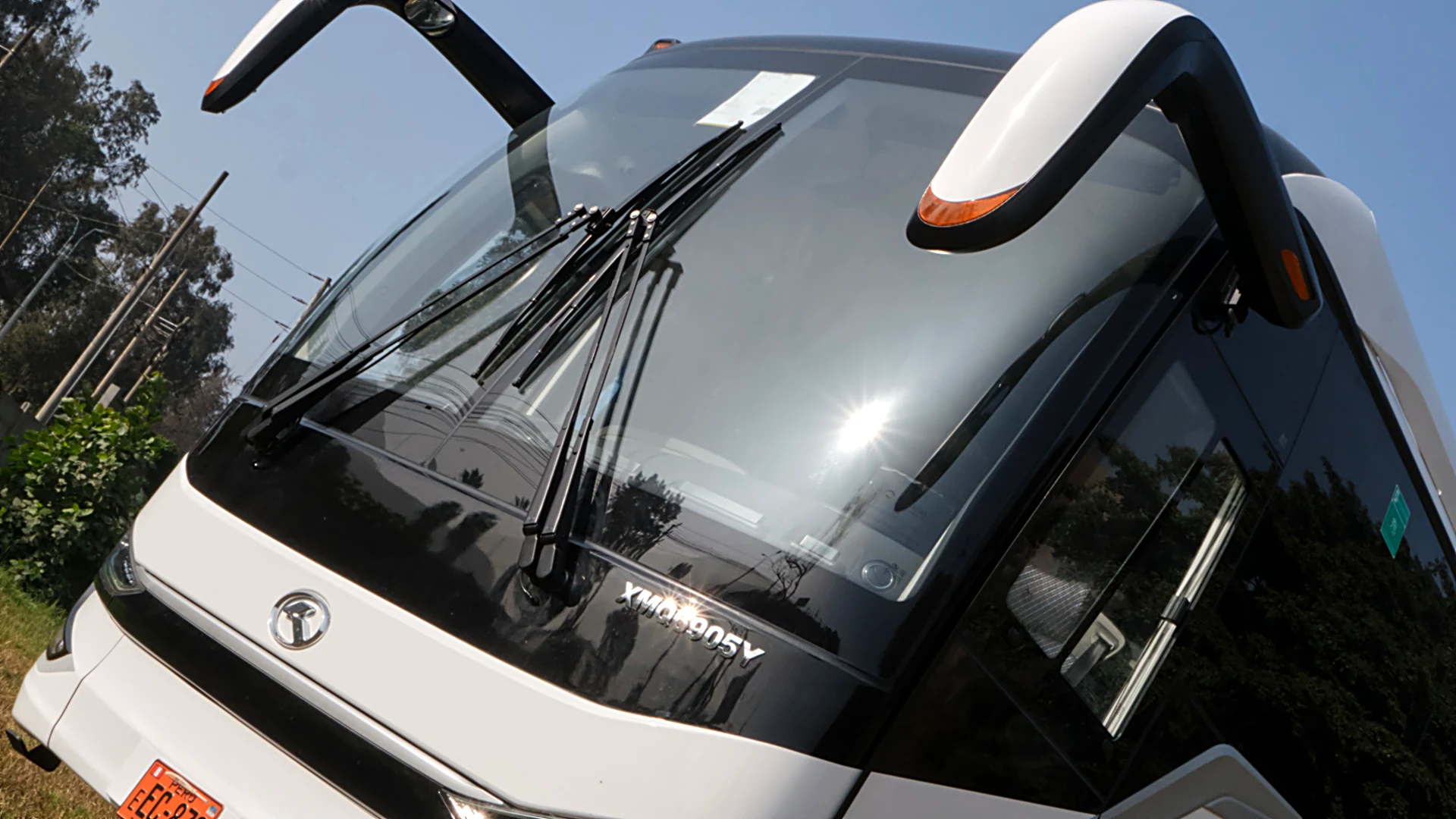Frontal de un bus King Long en contrapicado