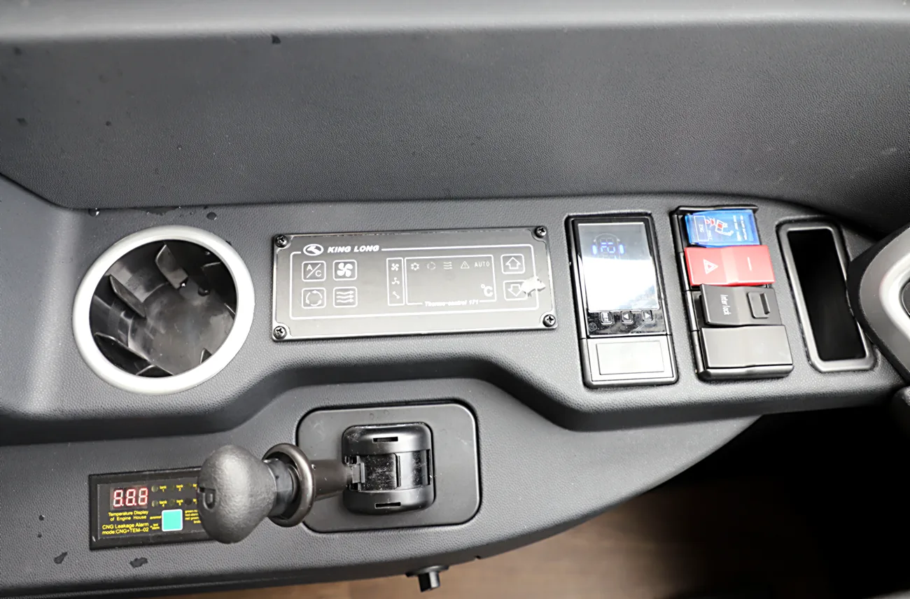 Consola del conductor King Long: palanca de cambios y panel de control con sistema GNV