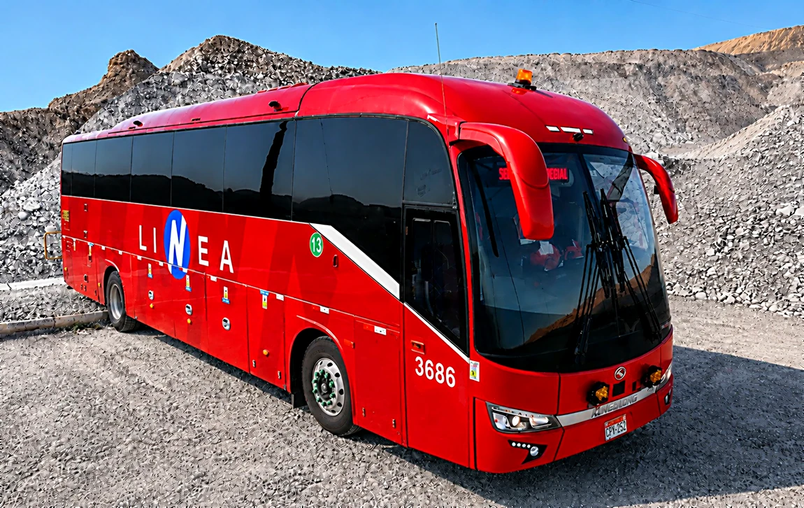 King Long XMQ6130Y de 12.6 metros, vista 3/4 frontal