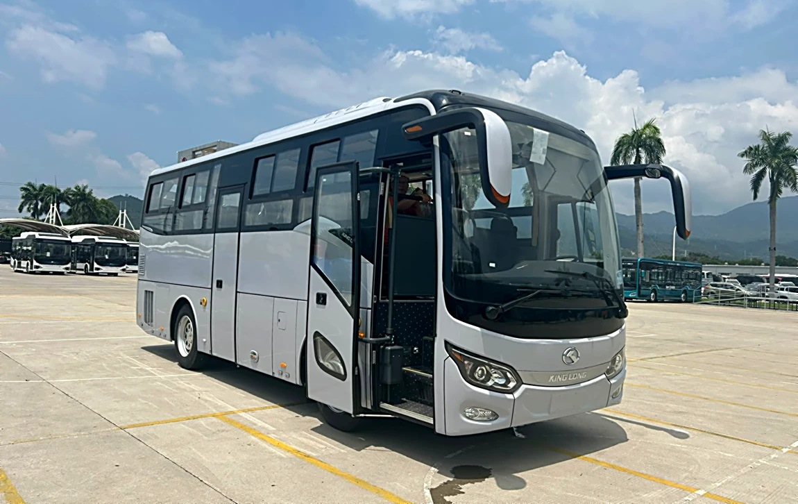 King Long XMQ6821Y de 8.2 metros, vista 3/4 frontal