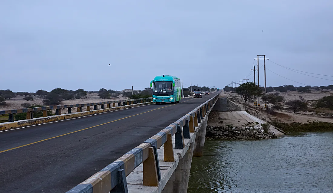 Bus turístico eléctrico King Long en ruta, Piura