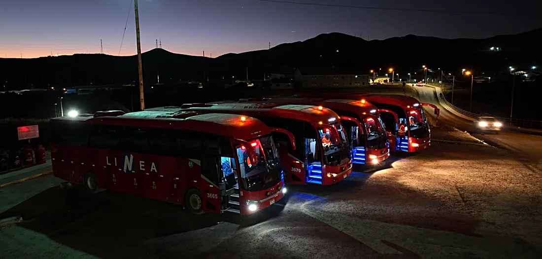 Flota King Long operando de noche en Antapaccay